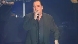 Συγκλονίζει η αυτοβιογραφία του Βασίλη Καρρά | Περιγράφει τον Γολγοθά του καρκίνου & το μήνυμα στη σύζυγο και την κόρη του