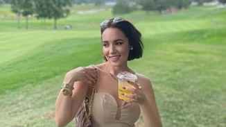 Η Καλομοίρα σαν teenager | Με (πολύ) κοντό καρέ και total denim look στην Ουάσινγκτον