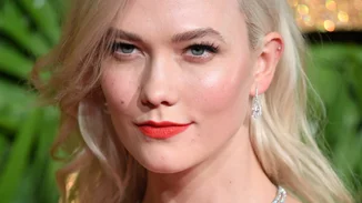 Όλοι οι τρόποι για να κάνεις πιο αποτελεσματική τη χρήση του ορού βιταμίνης C που επιλέγεις στο skincare σου