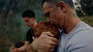 To "Adolescence" μας ξύπνησε, αλλά το "Seen" μας δείχνει τον τρόπο για να προστατεύουμε τα έφηβα παιδιά μας