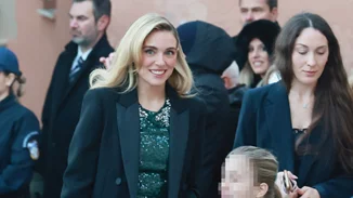 Μαριάννα Γουλανδρή Λαιμού | Το φόρεμα με πράσινες παγιέτες που φόρεσε στον γάμο της Χρυσής Βαρδινογιάννη και του Νικόλαου ντε Γκρες