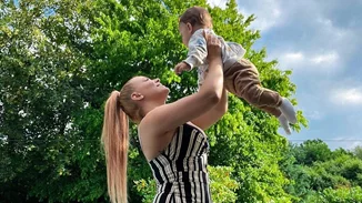 Λάουρα Νάργες | Η βόλτα με το γιο της στη γειτονιά που μεγάλωσε στην Γερμανία