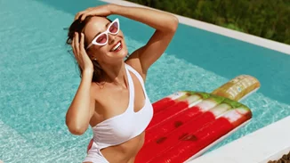 5 λόγοι που θα σε πείσουν να αγοράσεις ένα λευκό μαγιό πριν τις διακοπές