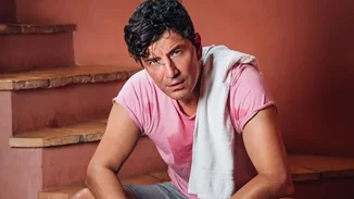 Ο Σάκης Ρουβάς στην κουζίνα του Απόστολου Ρουβά | Η ομοιότητα τους είναι εντυπωσιακή