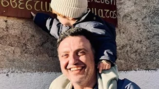 Ο Βασίλης Κικίλιας στο γήπεδο με τον Παναγιώτη Αντώνιο | Με ποδοσφαιρική φανέλα ο μικρούλης