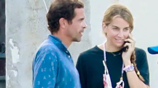 Χρυσή Βαρδινογιάννη | Με φαρδύ μαύρο φόρεμα στο πλευρό του Κωνσταντίνου Μαρκουλάκη στις Σπέτσες