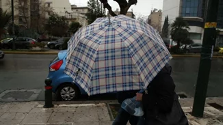 Επιμένουν οι βροχές και σήμερα, αλλά παραμένει ψηλά η θερμοκρασία - Νέο έκτακτο δελτίο της ΕΜΥ