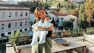 Εριέττα Κούρκουλου Λάτση | Με τον γιο της, Λέοντα στο πιο γραφικό χωριουδάκι της Ελλάδας που αξίζει να επισκεφθείς αυτό το φθινόπωρο