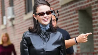 Selena Gomez | Αντιγράψαμε το luxurious look της με κομμάτια από προσιτά brands