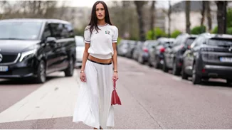 Πώς θα φορέσεις κομψά μια λευκή φούστα φέτος την άνοιξη