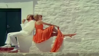 "Τόσα καλοκαίρια" | Το πρώτο ελληνικό τραγούδι που έγινε βίντεο κλιπ με φόντο τα ειδυλλιακά τοπία της Ύδρας