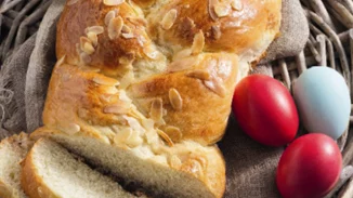 Πασχαλινά τσουρέκια από την Αργυρώ Μπαρμπαρίγου