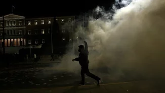 30 προσαγωγές, εκ των οποίων 7 συλλήψεις, στα επεισόδια στο Σύνταγμα - 3 αστυνομικοί τραυματίες