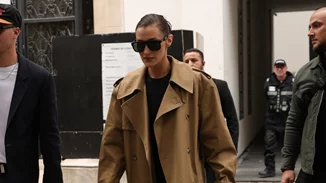 Πώς θα φορέσεις δημιουργικά τις cropped καμπαρντίνες που αποτελούν τάση της σεζόν