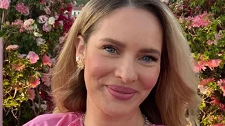 Βραδινή έξοδος για την Ανίτα Μπραντ | Πώς συνδύασε το Zara τζιν της;