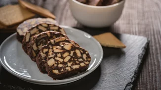 Θες γλυκό στη νηστεία; Δοκίμασε τον σοκολατένιο κορμό του ονείρου χωρίς ζάχαρη με 3 μόνο υλικά