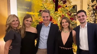 Σοφία και Δάφνη Μητσοτάκη | Το off shoulder φόρεμα και το μαύρο mini φόρεμα που επέλεξαν για την Πρωτοχρονιά