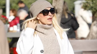 Όπως δεν την έχουμε ξαναδεί | Η Ελένη Μενεγάκη με φαρδιά λευκά ρούχα και τα παπούτσια της σεζόν