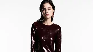 Αυτό το μπορντό φόρεμα με παγέτες από τη Mango είναι το hero piece για τα ρεβεγιόν των γιορτών