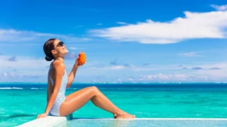 Zero ζάχαρη, cool αλλά και διαχρονικά | Αυτά είναι τα αναψυκτικά που απολαμβάνει η Gen Z στις διακοπές της