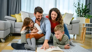 Παγκόσμια Ημέρα Γυναίκας | Η συγγραφέας Μαρίνα Γιώτη αποκαλύπτει πώς τα παιδικά βιβλία καταργούν τα στερεότυπα και την αλλαγή στη θέση της γυναίκας στα μάτια των παιδιών