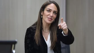 Η Δόμνα Μιχαηλίδου αυτοτρολάρεται για το σαρδάμ με την κατακράτηση - "Αν δεν γελάς με τον εαυτό σου"