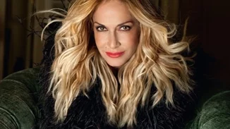 Άννα Βίσση & Νίκος Καρβέλας | Ποζάρουν μαζί με την ενός έτους κόρη τους στο σαλόνι του σπιτιού τους στη Φιλοθέη