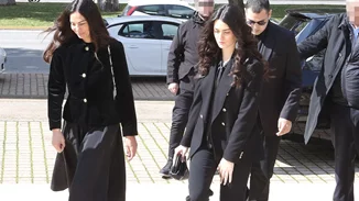 Χρήστος & Μάιρα Κούγια | Με τη μητέρα τους, Εύη Βατίδου στο τελευταίο αντίο στον Αλέξη Κούγια