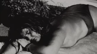 Δανάη Μπάρκα | Ποζάρει topless και στέλνει το πιο empowering μήνυμα