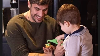 Άκης Πετρετζίκης | Φτιάχνει gingerbread cookies με τον Αχιλλέα στην κουζίνα του σπιτιού τους