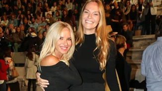 Μαρία Μπεκατώρου | Ποζάρει χαμογελαστή στο Ηρώδειο πλάι στην καλή της φίλη, Υβόννη Μπόσνιακ