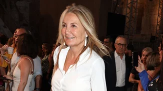 Η Μαρέβα Μητσοτάκη με καφέ δερμάτινο σακάκι σε έκθεση σύγχρονης τέχνης