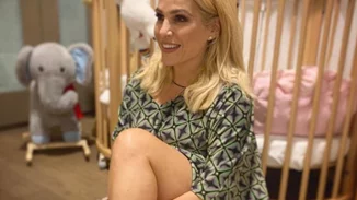 Τζένη Μπότση | Διακοπές στην Ικαρία με την κόρη της - Η φωτογραφία με την κατάξανθη Αλίκη