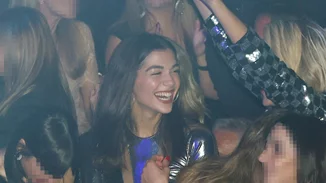 Από το Λονδίνο στον Βοτανικό | Η εμφάνιση της Μελίνας Νικολαΐδη στην πρεμιέρα της Δέσποινας Βανδή