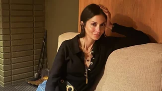 Σοφία Καρβέλα | Το μοντέρνο μα και chic look που δημιούργησε με κλασικό παλτό και αθλητική φόρμα