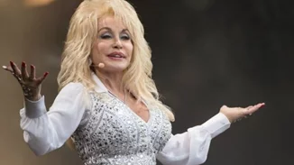 "Δεν πέθανα ακόμη" διαβεβαιώνει η Dolly Parton διαψεύδοντας τις φήμες που τη θέλουν ετοιμοθάνατη
