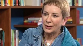 Λένα Διβάνη | "Ο θεσμός του γάμου ξεφτίζει πια και το 60% παίρνει διαζύγιο. Κάποτε ήταν μπαμπάς, μαμά, παιδί. Τελείωσε αυτό"