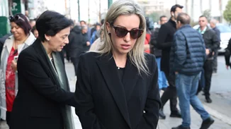 Πόπη και Ράνια Δομάζου | Συγκινημένες στο "τελευταίο αντίο" στον Μίμη Δομάζο