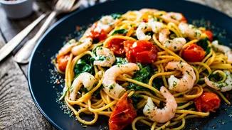 Φτιάξε και εσύ τη νηστίσιμη γαριδομακαρονάδα του Άκη Πετρετζίκη σε ένα σκεύος