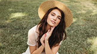 Τα καλύτερα αντηλιακά με χρώμα του φετινού καλοκαιριού για προστασία και φυσική κάλυψη