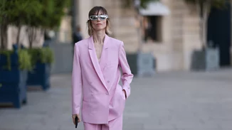 Αυτό το λινό powder pink κοστούμι από τη Stradivarius είναι η απόλυτη επιλογή για ένα professional look με girly vibe