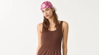 Αυτό το χυτό mocha mousse φόρεμα είναι το staple του καλοκαιριού και θα το βρεις με μόλις 15,59 ευρώ