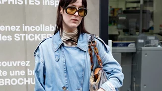 Η καμπαρντίνα που θα φοράς αυτήν την άνοιξη έχει denim υφή και ταιριάζει με όλα σου τα ρούχα