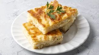 Η πιο εύκολη και τραγανή τυρόπιτα που έχεις φτιάξει ποτέ | Με γιαούρτι και σιμιγδάλι