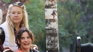 Χειμερινό look για τη Χριστίνα Μπόμπα | Με τη μητέρα της και την πεθερά της στη Νορβηγία