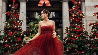 Η Τόνια Σωτηροπούλου με το πιο girly κόκκινο φόρεμα για τα Χριστούγεννα