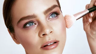 Πώς να φορέσεις το ρουζ για να "αλλάξεις" το πρόσωπό σου