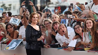 H 74χρονη ηθοποιός Sigourney Weaver με το non binary παιδί της στο κόκκινο χαλί της Βενετίας