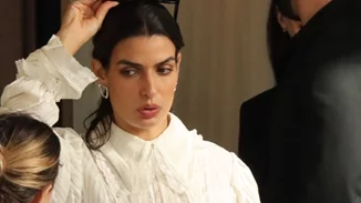 Τόνια Σωτηροπούλου | Για απεριτίφ με φίλους στη Βουκουρεστίου - Το ρομαντικό look της