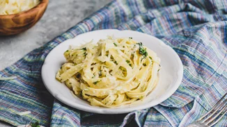 Τι να μαγειρέψω σήμερα; Η light μακαρονάδα με κρεμώδη σάλτσα ανθότυρου, χωρίς κρέμα γάλακτος που πρέπει να δοκιμάσεις